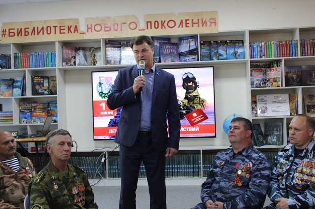 Сразу же после возложения цветов возле памятника участникам боевых действий, локальных войн и вооруженных конфликтов в городской библиотеке состоялся круглый стол, в котором приняли участие ветераны общественной организации Боевое братство